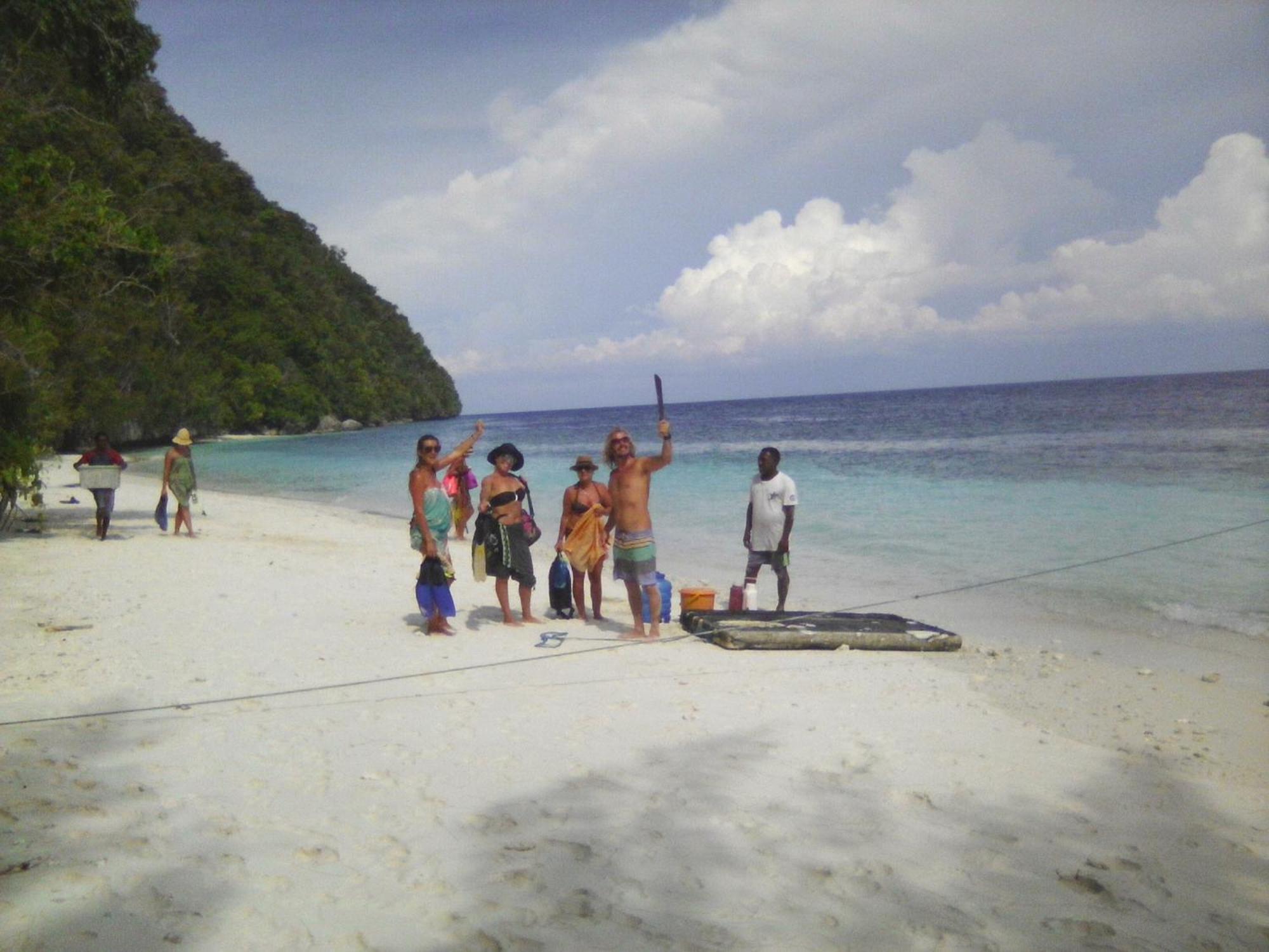 Raja Ampat Blue Sea Villa Besir ภายนอก รูปภาพ